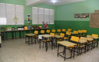 Se prohíbe la venta de refrescos y comida procesada en cafeterías escolares